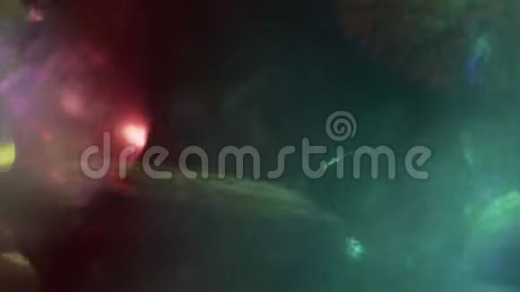 奢华多彩的质感令人惊叹的光变形灯光在黑暗中发光4kProres视频的预览图