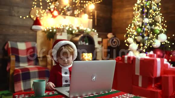 冬天的圣诞情感圣诞小孩家庭圣诞气氛网上商店网上商店的圣诞节折扣视频的预览图