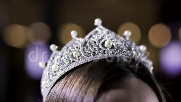 皇冠美女女王闪耀奢华特写符号女梦时装秀4K视频的预览图