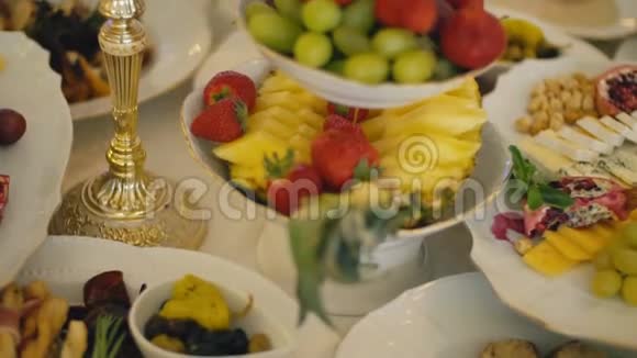 一盘糖果和水果视频的预览图