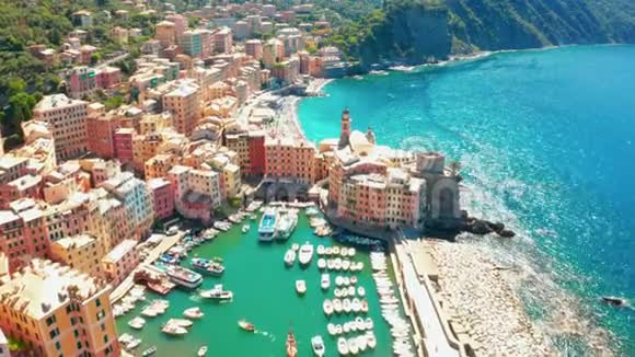 卡莫格利港的鸟瞰图意大利利古里亚海滩附近五颜六色的建筑从上面看停泊的船只和游艇视频的预览图