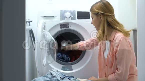 女人洗完臭衣服后闭上鼻子低质量的肥皂粉视频的预览图