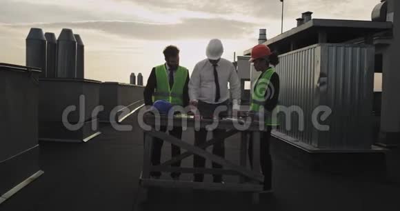 三个工人转身朝一个建筑工地走去美女指着工地视频的预览图