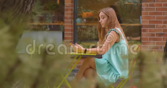年轻美丽的白种人女性的特写镜头她打电话在城市的户外咖啡馆里聊天视频的预览图