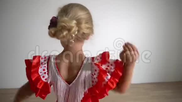 小金发女孩在白色背景下跳舞孩子舞女的后面万向节运动视频的预览图