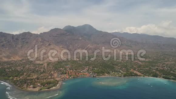 巴厘岛的海岸大的热带岛屿有山脉和住宅发展视频的预览图