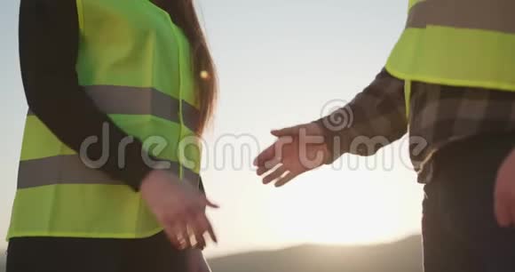 两个商人工程师握手两个在硬汉的工程师握手女商人和视频的预览图
