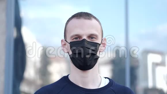一个男人打喷嚏戴着防毒口罩以防病毒视频的预览图