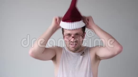 戴着圣诞帽和大眼镜的高加索人视频的预览图