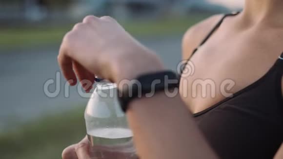 户外运动女孩喝水视频的预览图