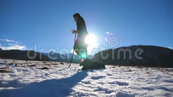 快乐的人在山景背景下跳得很有趣在寒假或视频的预览图