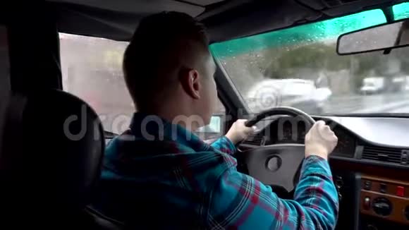 一个年轻人在开车雨天从后座上看到一个男人视频的预览图