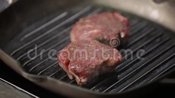 厨师把肉打开煎锅视频的预览图