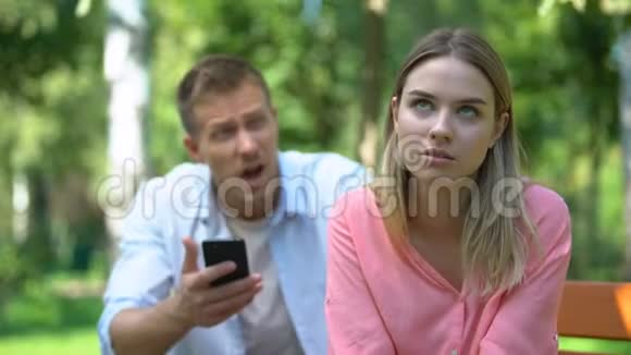嫉妒的男人和女朋友吵架在她手机上看私人信息视频的预览图