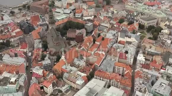 里加拉特维亚五月2019年空中无人机观看老城镇里加由圣彼得大教堂视频的预览图