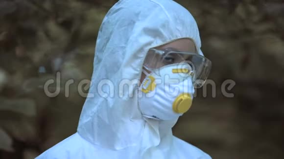 女实验室工作人员手持毒牌站在森林里危险水平辐射视频的预览图