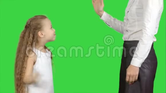 快乐的母亲在绿色屏幕上给她的小女儿高五Chroma键视频的预览图