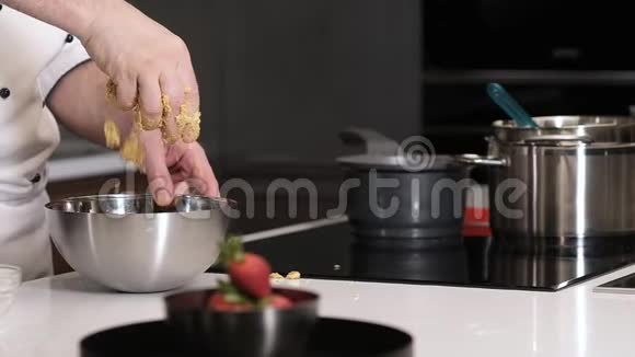 厨师把配料混合起来准备菜肴餐厅里有美味的食物视频的预览图