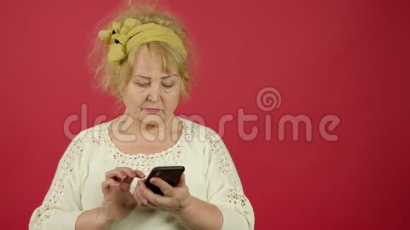 担心老年女性在智能手机上打字试图打电话视频的预览图