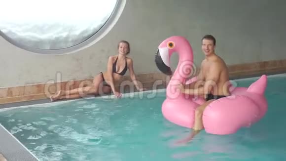 男孩和女孩在游泳池里放松视频的预览图