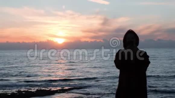 女孩自拍剪影年轻女人给自己拍照漂亮女孩的剪影对着海洋自拍视频的预览图