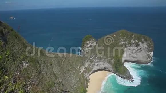 从NusaPenida的顶部可以看到Kelingking海滩景色视频的预览图