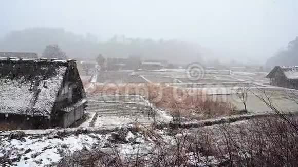 史拉克瓦戈历史村落的冬天积雪覆盖视频的预览图