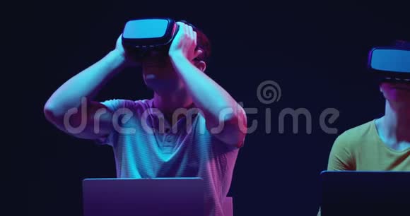 男人和女人戴着VR耳机视频的预览图