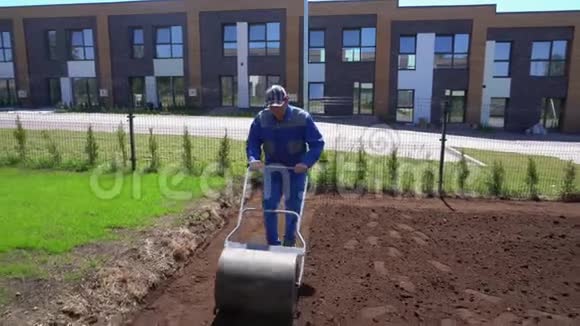 用土辊在花园中辛勤劳动向后移动视频的预览图