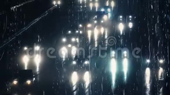 大雨中穿过窗户的繁忙道路视频的预览图
