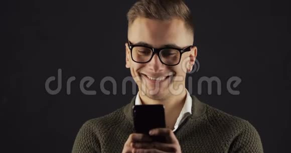 男人在智能手机上聊天视频的预览图
