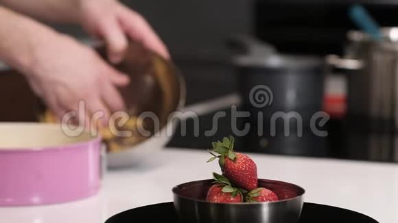 烹饪混合配料制作美味的饼干在厨房做饭视频的预览图