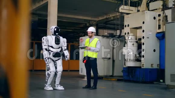 男技师正在控制机器人运动视频的预览图