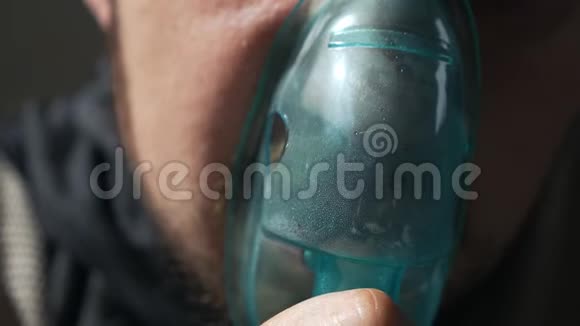 一名男子病倒感冒吸入治疗特写蒸发蒸汽点火器呼吸处理面罩视频的预览图