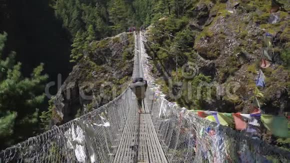 波特正在昆布的吊桥上行走尼泊尔喜马拉雅山视频的预览图