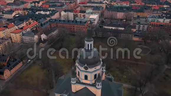 斯托克霍姆瑞典二月2020年斯德哥尔摩市中心的航空景观在旧城的建筑物上飞行视频的预览图
