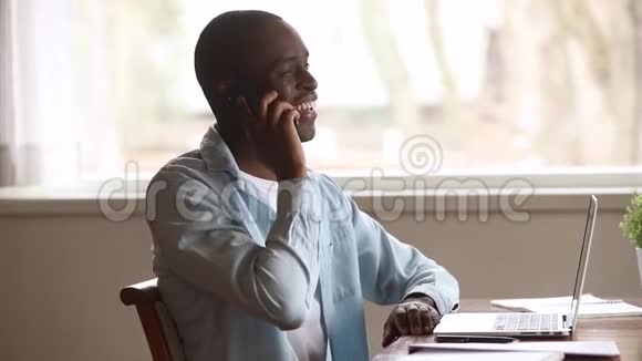 非洲男人拿着智能手机积极交谈感觉很高兴视频的预览图