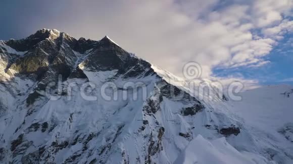 日出时的南面从岛峰俯瞰尼泊尔喜马拉雅山视频的预览图