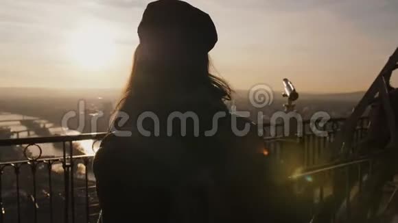 镜头跟随年轻快乐微笑的旅游妇女观看巴黎日落全景上埃菲尔铁塔慢动作视频的预览图