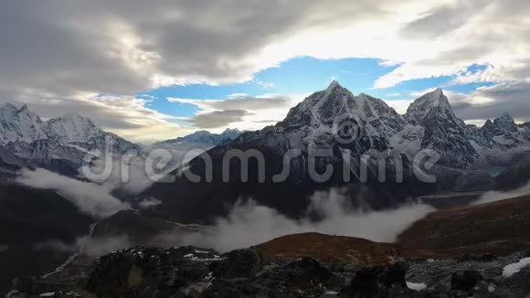 日落时的塔波切和乔拉特山尼泊尔喜马拉雅山视频的预览图