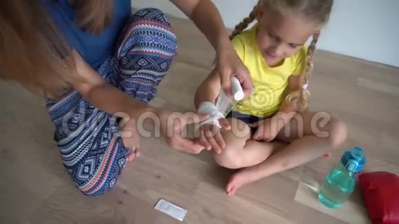 幼儿在拳击训练中伤手母亲包扎受伤的女儿视频的预览图
