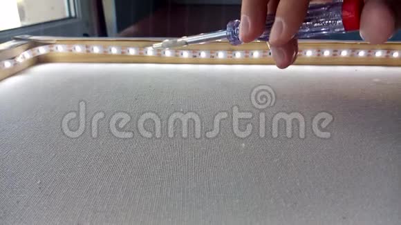 家具上LED照明的维修视频的预览图