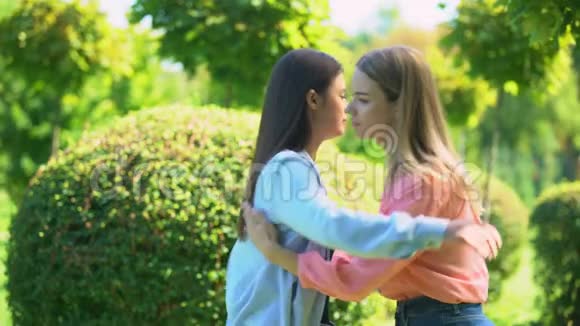 两个女人拥抱在户外说再见友谊信任的关系视频的预览图