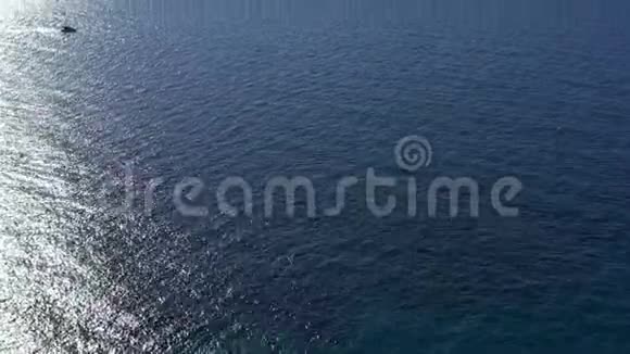 法国科特达祖尔法国里维埃拉的空中景色海上游艇水面上的阳光反射地平线视频的预览图