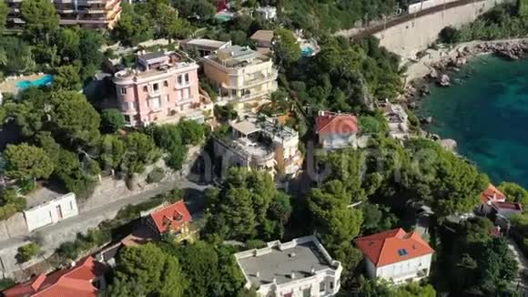 法国CoteDazurBeaulieu2019年10月2日法国里维埃拉昂贵的乡村房屋和庄园梯田的空中景观视频的预览图