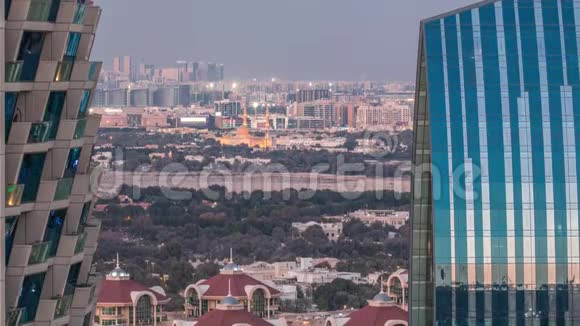 从空中可以看到Deira和DubaiCreek附近的典型的老建筑和现代建筑每天到晚上都很晚视频的预览图
