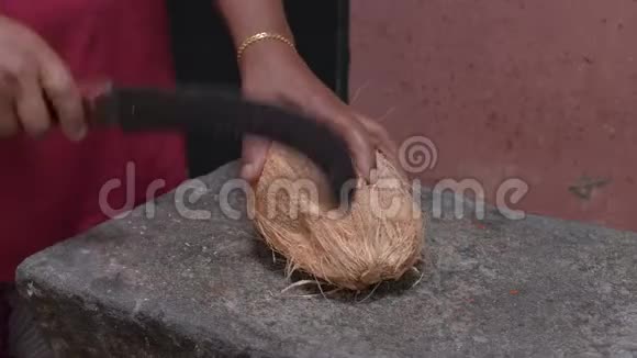 斯里兰卡家庭主妇正在为烹饪目的剥开椰子果视频的预览图