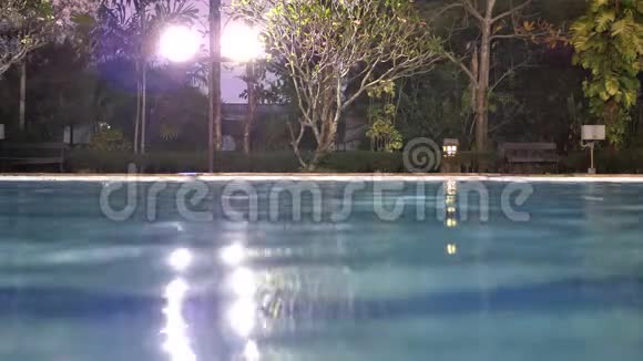 泳池夜景视频的预览图