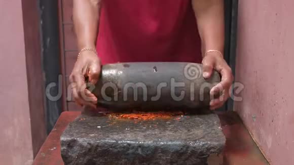 斯里兰卡传统的用磨石磨香料的方法视频的预览图