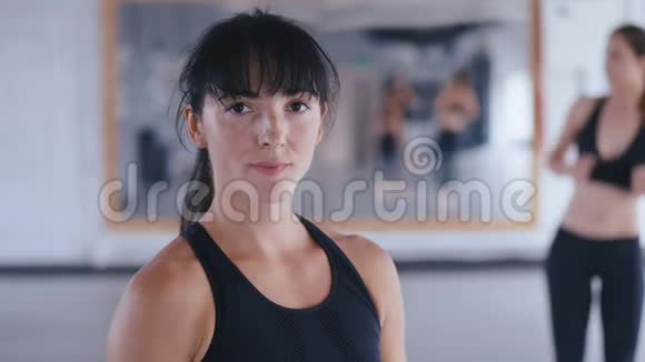 运动员跆拳道女斗士自信看镜头的肖像受过训练的漂亮女运动员视频的预览图